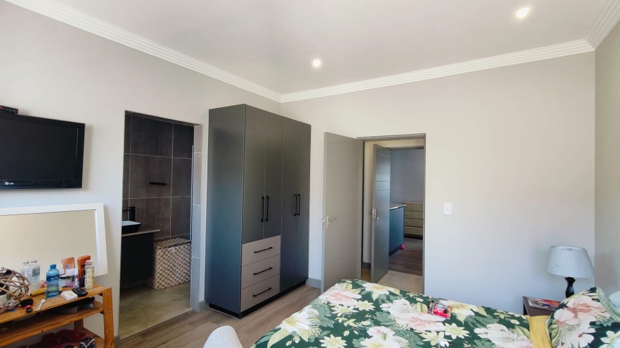 5 Bedroom Property for Sale in Outeniquasbosch Western Cape